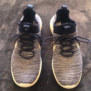 Women’s Size 7.5 Nike shoes.